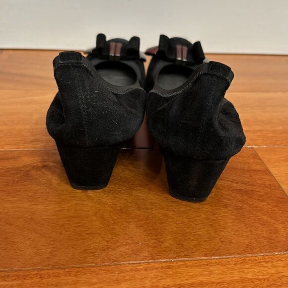 Stuart Weitzman Black Suede bow Low Heel Pumps Size 9.5 - Picture 5 of 9